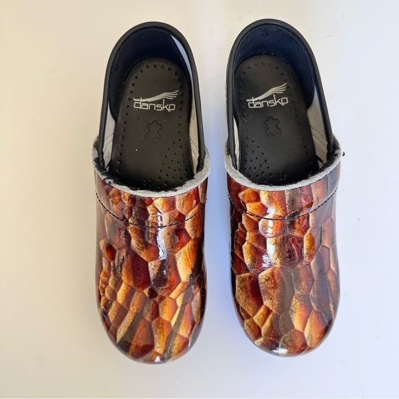 Dansko Professional Tiger Eye Reptile Print Metallic Patent Leather Clogs Sz 6.5 - Picture 2 of 8